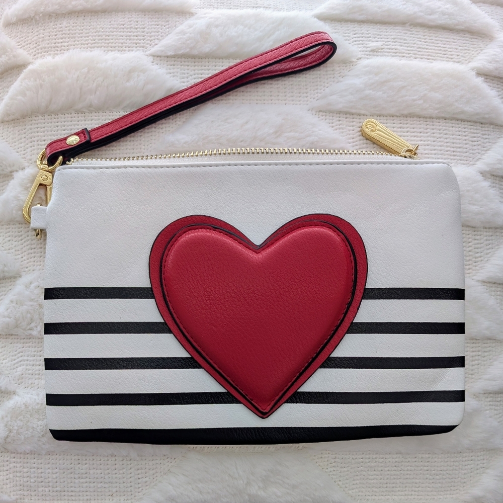 NEW CHARMING CHARLIE 9x6" White Wristlet Wallet Purse Big Red Heart PU Leather